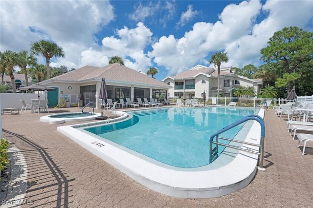 60 Emerald Woods DR B 5, Naples, FL 34108