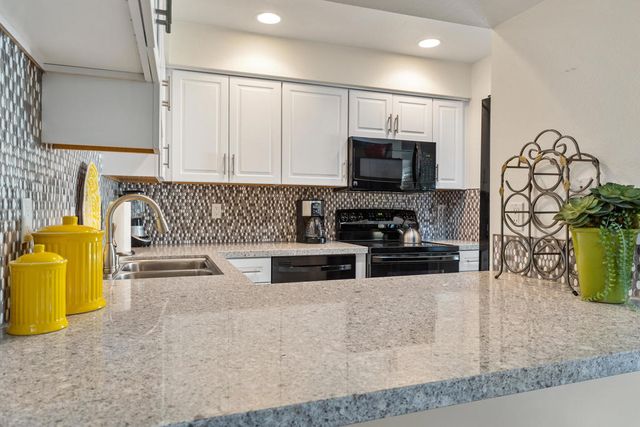 73330 Shadow Mountain Drive 32, Palm Desert, CA 92260