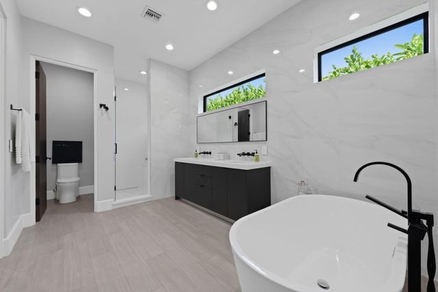 2424 NE 27th Avenue, Fort Lauderdale, FL 33305