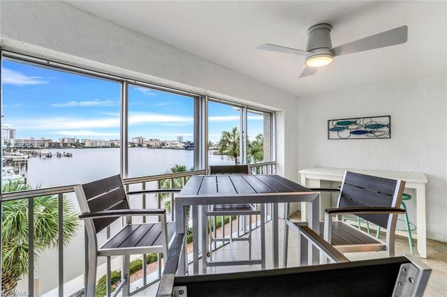 9101 Vanderbilt Dr Apt 302, Naples, FL 34108