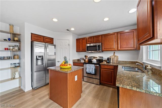 6120 Greenview Trail, North Ridgeville, OH 44039