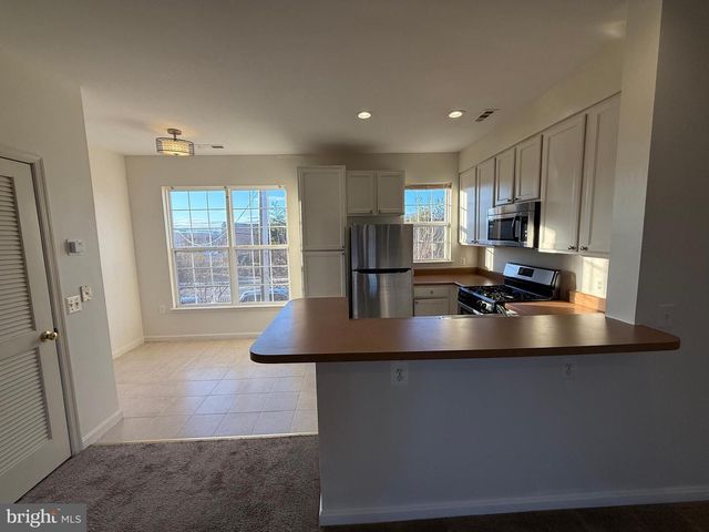 22976 FONTWELL SQ, Sterling, VA 20166