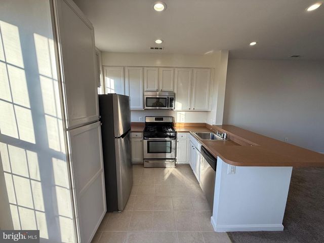 22976 FONTWELL SQ, Sterling, VA 20166