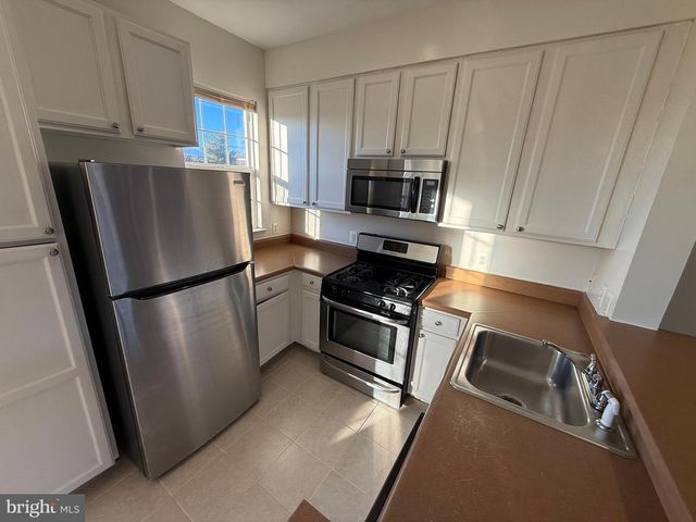 22976 FONTWELL SQ, Sterling, VA 20166