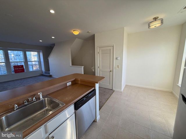 22976 FONTWELL SQ, Sterling, VA 20166