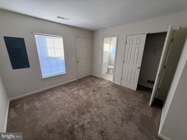 22976 FONTWELL SQ, Sterling, VA 20166