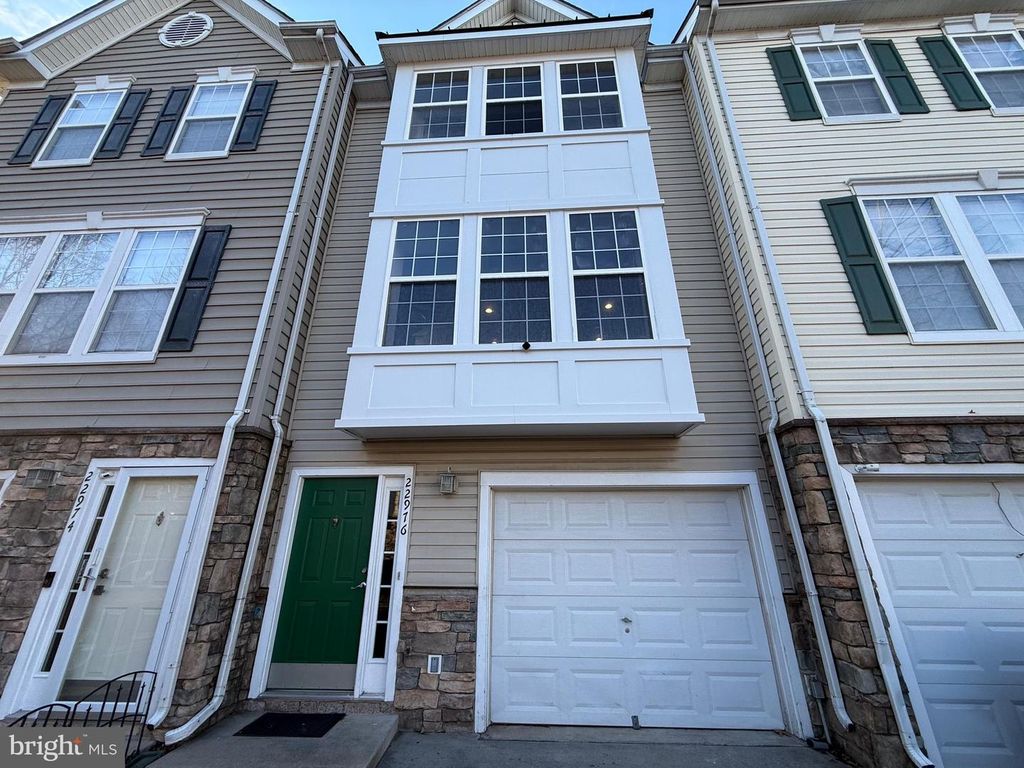 22976 FONTWELL SQ, Sterling, VA 20166