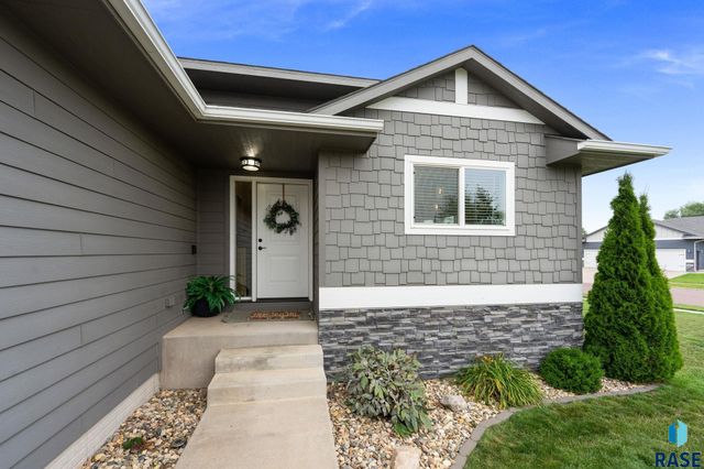 612 Legendary Dr Drive, Harrisburg, SD 57032