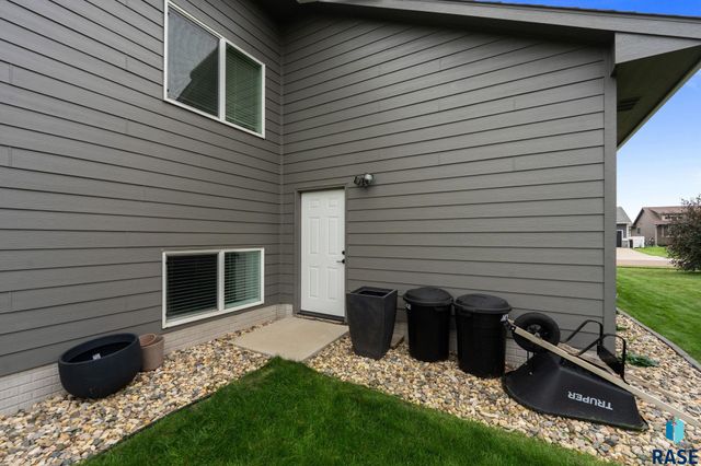 612 Legendary Dr Drive, Harrisburg, SD 57032