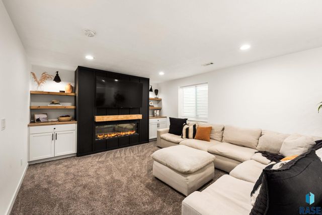 612 Legendary Dr Drive, Harrisburg, SD 57032