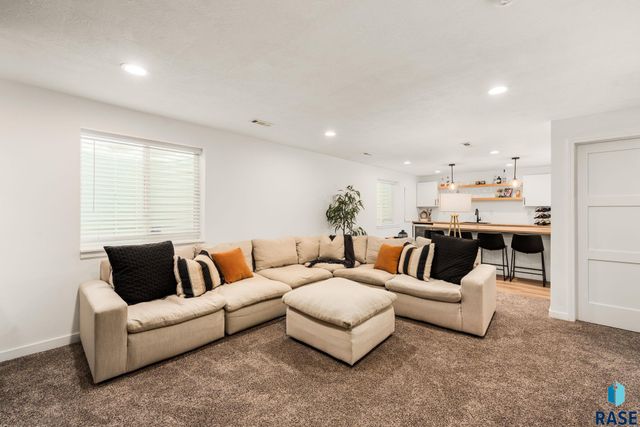 612 Legendary Dr Drive, Harrisburg, SD 57032