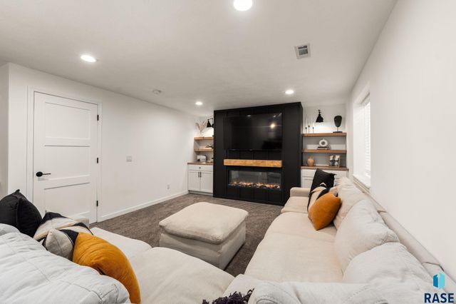 612 Legendary Dr Drive, Harrisburg, SD 57032