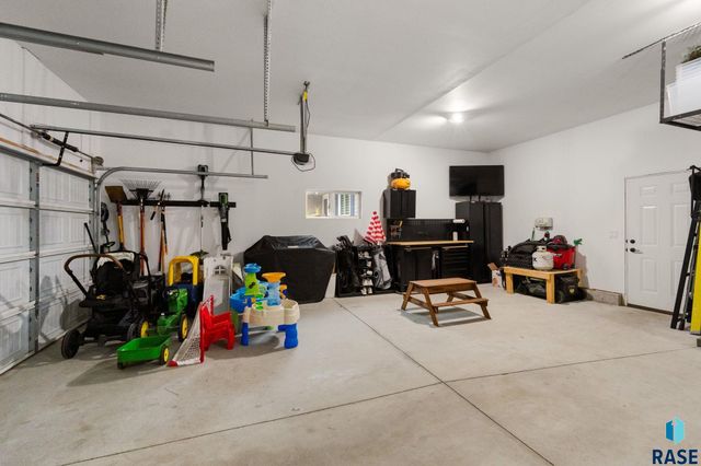 612 Legendary Dr Drive, Harrisburg, SD 57032