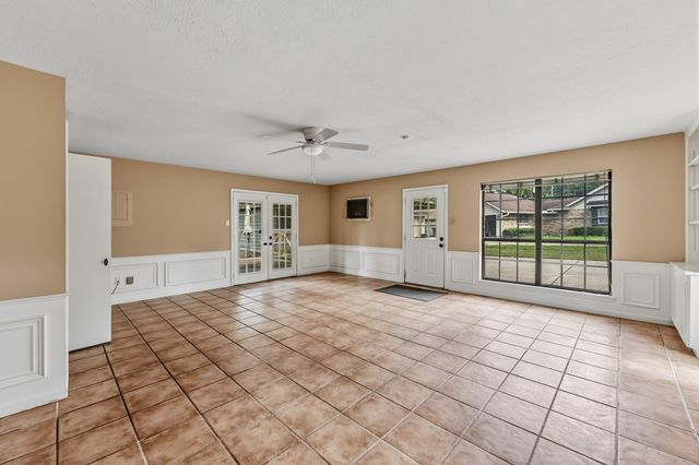 235 Royal Oaks, Huntsville, TX 77320