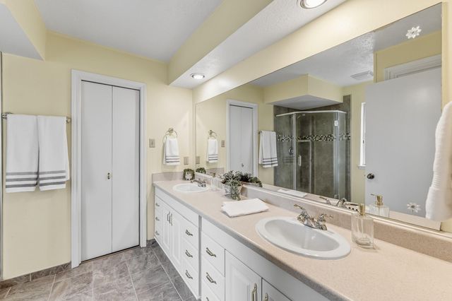 235 Royal Oaks, Huntsville, TX 77320