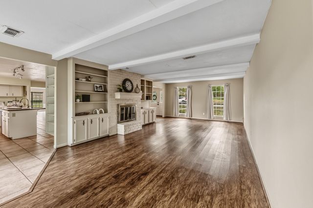 235 Royal Oaks, Huntsville, TX 77320