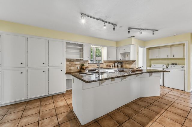 235 Royal Oaks, Huntsville, TX 77320