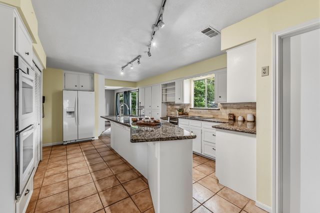 235 Royal Oaks, Huntsville, TX 77320