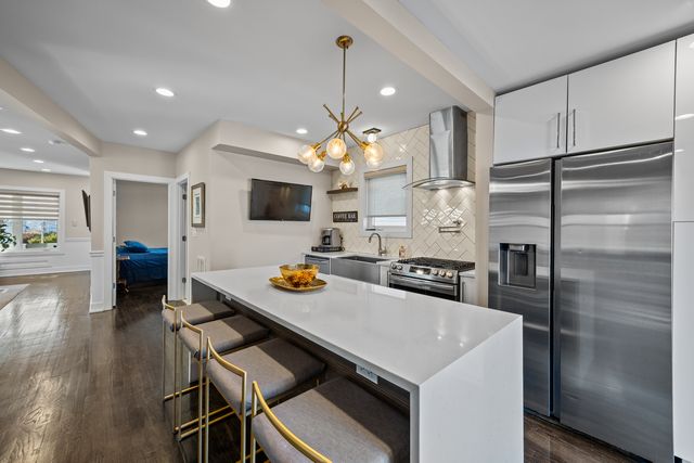 5711 N Karlov Avenue N, Chicago, IL 60646