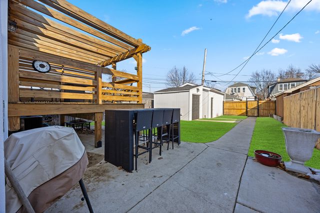 5711 N Karlov Avenue N, Chicago, IL 60646