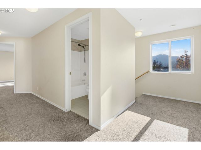 3818 LONG RIDGE Dr, Springfield, OR 97478