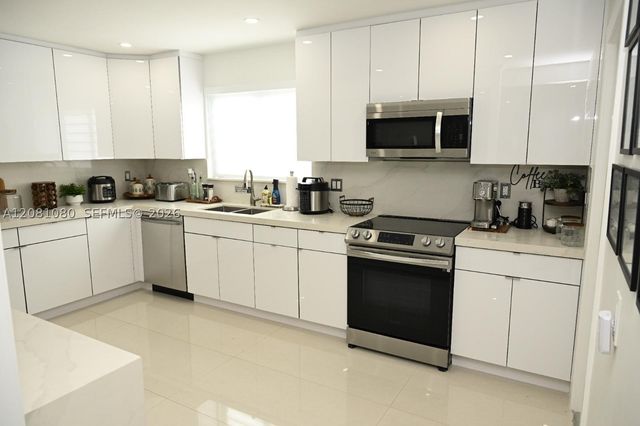 850 W 51st Pl, Hialeah, FL 33012
