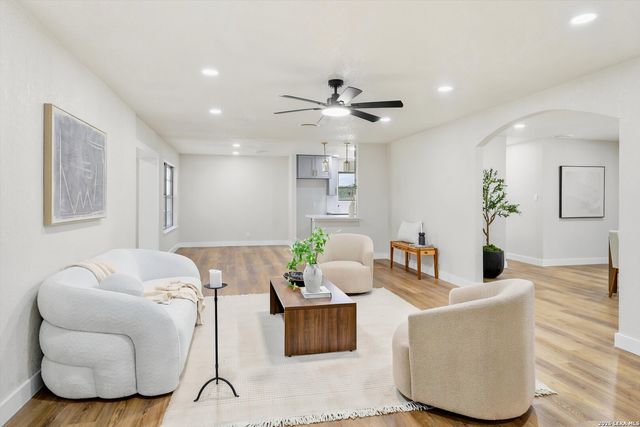 742 Winfield Cir, Windcrest, TX 78239