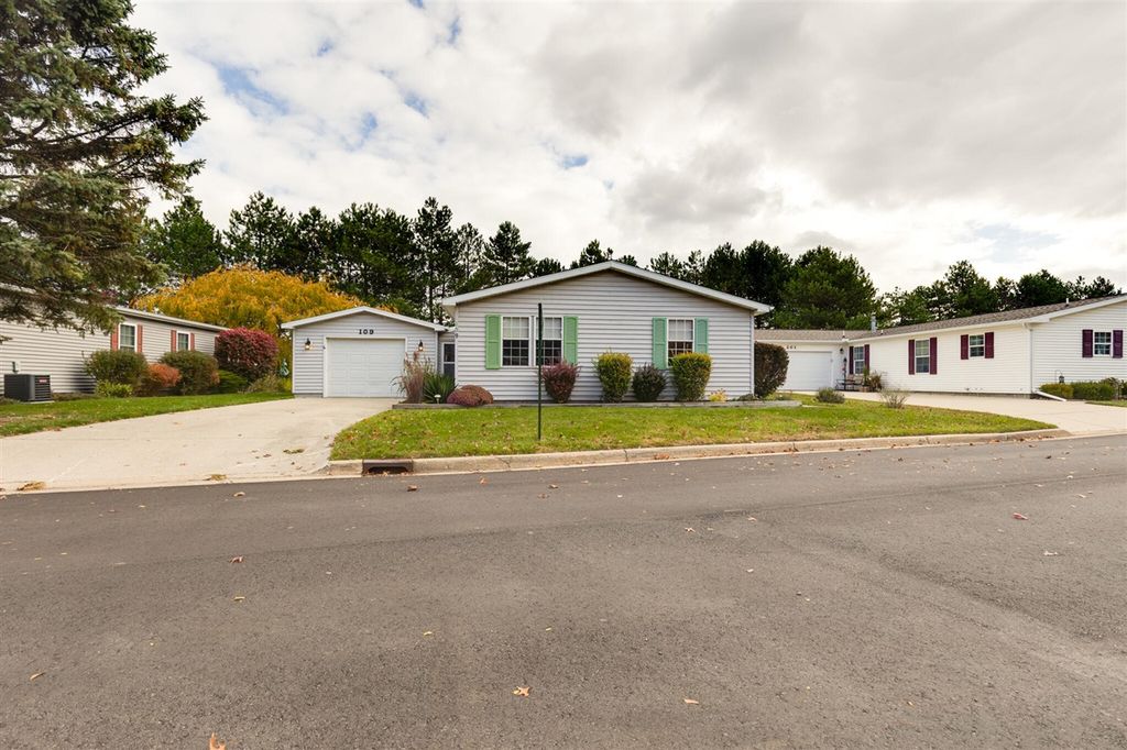 109 Cadgewith, Lansing, MI 48906