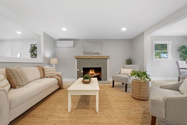 12 Chippewa Dr, Wareham, MA 02632