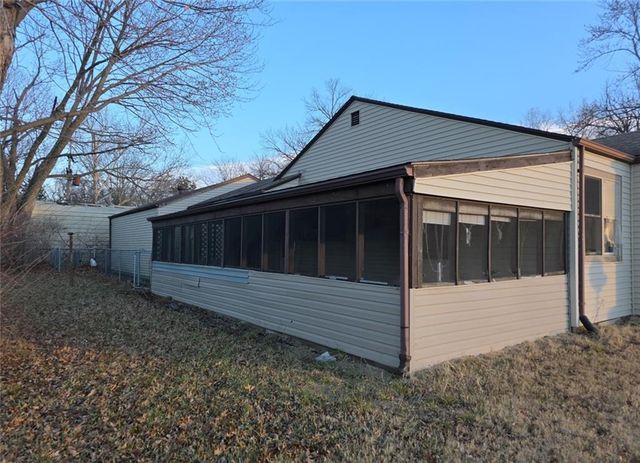 4630 SW 9th Street, Topeka, KS 66606