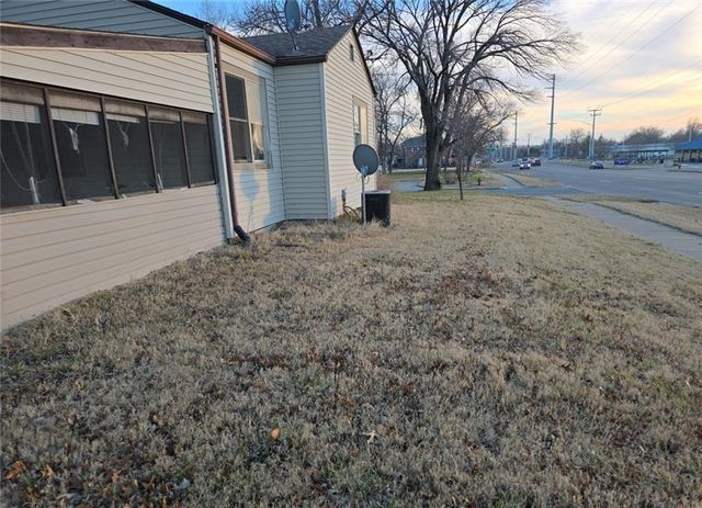 4630 SW 9th Street, Topeka, KS 66606