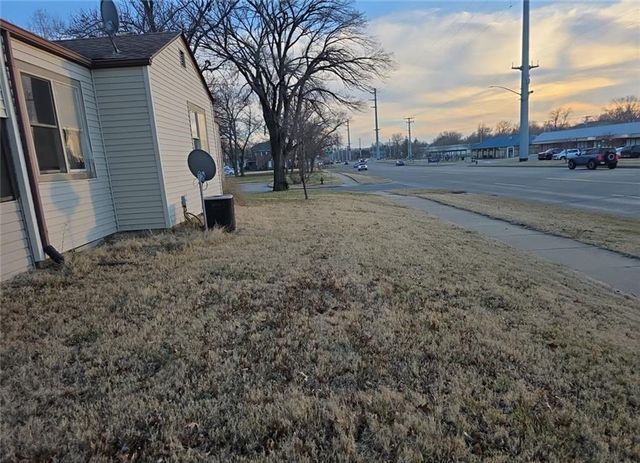 4630 SW 9th Street, Topeka, KS 66606