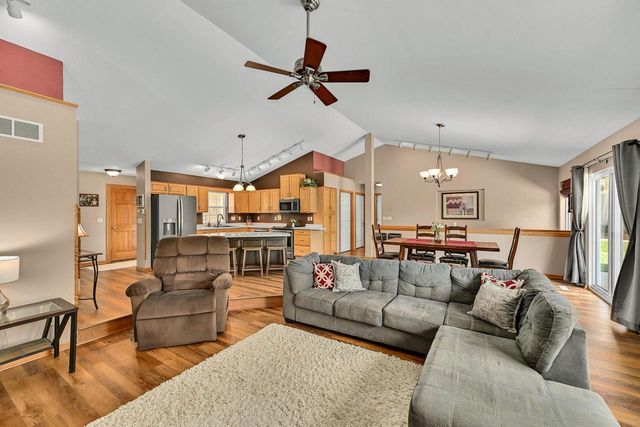 13800 W Prairie LANE, New Berlin, WI 53151
