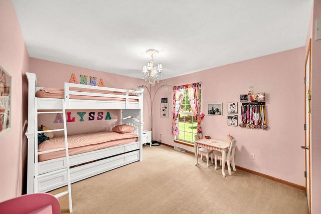 13800 W Prairie LANE, New Berlin, WI 53151