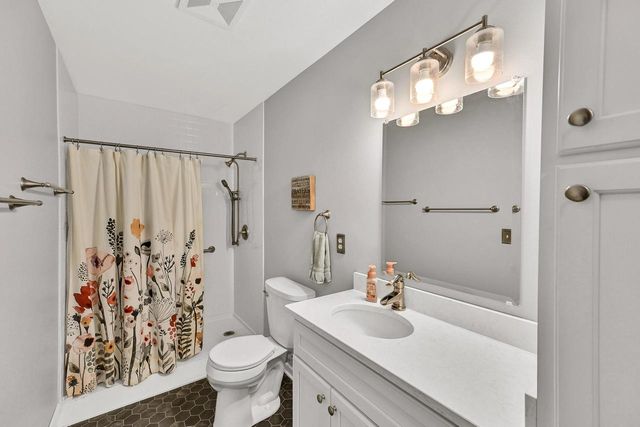 13800 W Prairie LANE, New Berlin, WI 53151