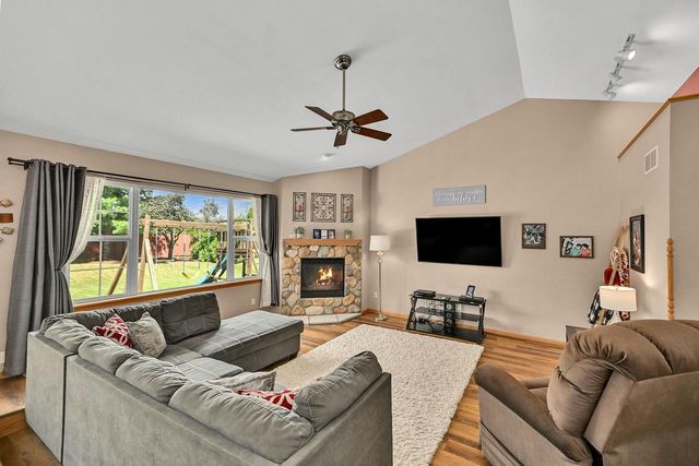 13800 W Prairie LANE, New Berlin, WI 53151