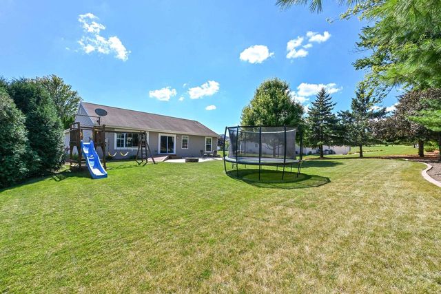 13800 W Prairie LANE, New Berlin, WI 53151