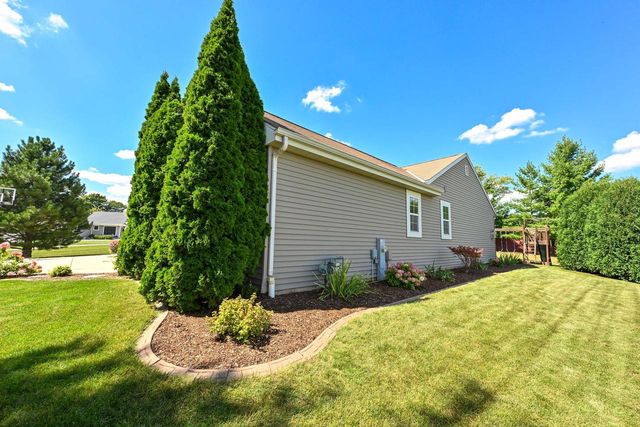 13800 W Prairie LANE, New Berlin, WI 53151