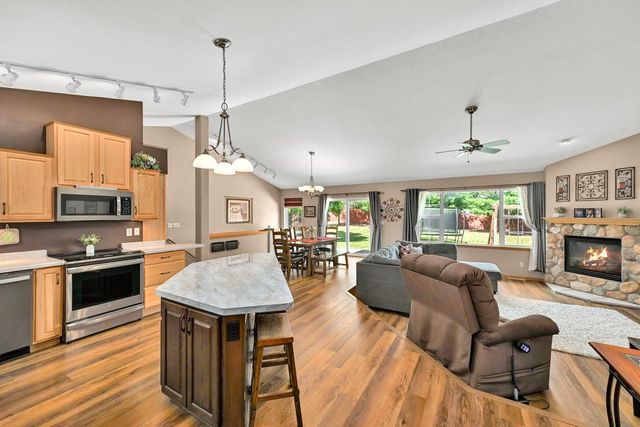 13800 W Prairie LANE, New Berlin, WI 53151