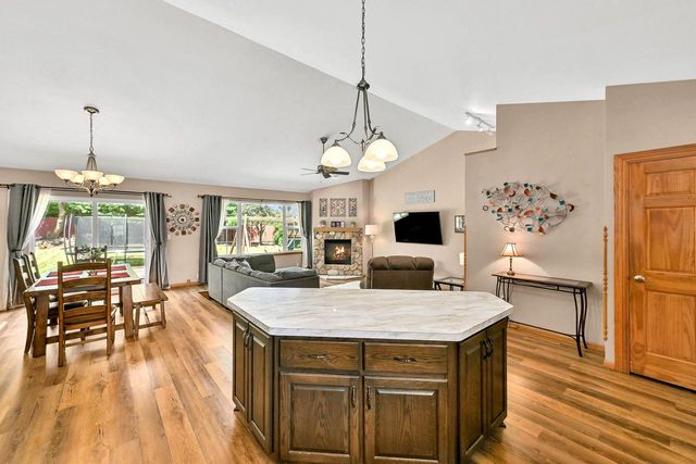 13800 W Prairie LANE, New Berlin, WI 53151