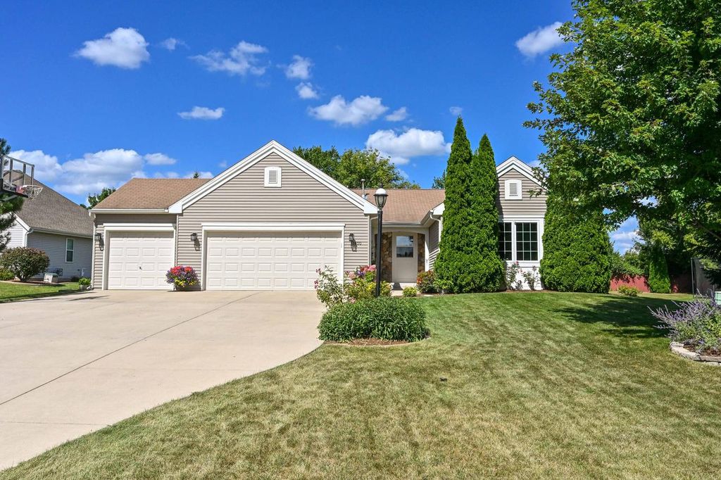 13800 W Prairie LANE, New Berlin, WI 53151