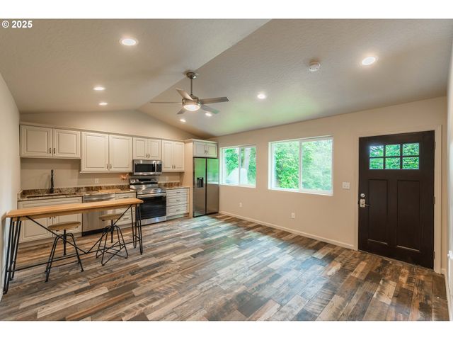 2143 Ash St, North Bend, OR 97459