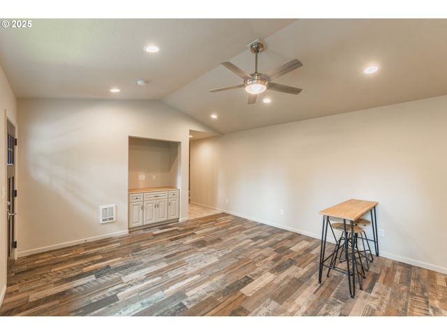 2143 Ash St, North Bend, OR 97459