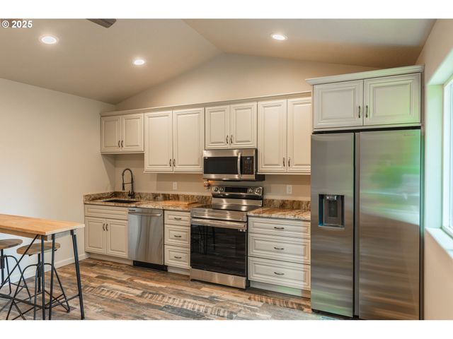 2143 Ash St, North Bend, OR 97459