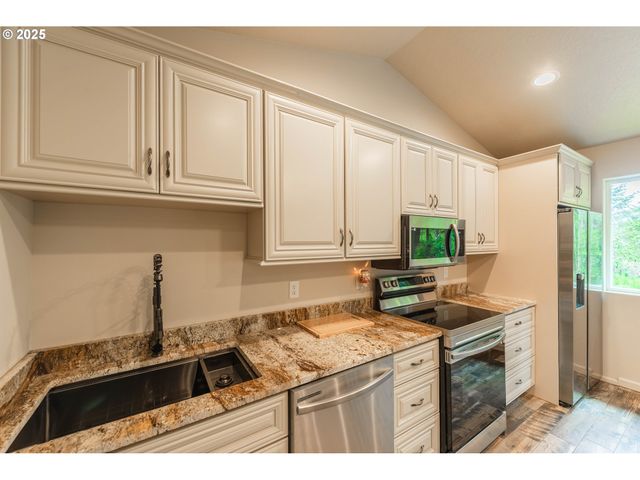 2143 Ash St, North Bend, OR 97459