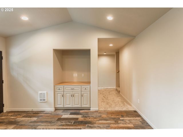 2143 Ash St, North Bend, OR 97459