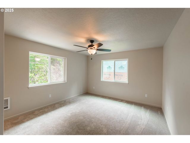 2143 Ash St, North Bend, OR 97459