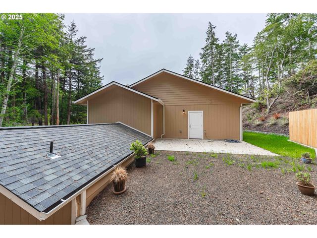2143 Ash St, North Bend, OR 97459