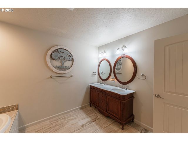 2143 Ash St, North Bend, OR 97459