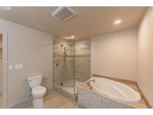 2143 Ash St, North Bend, OR 97459